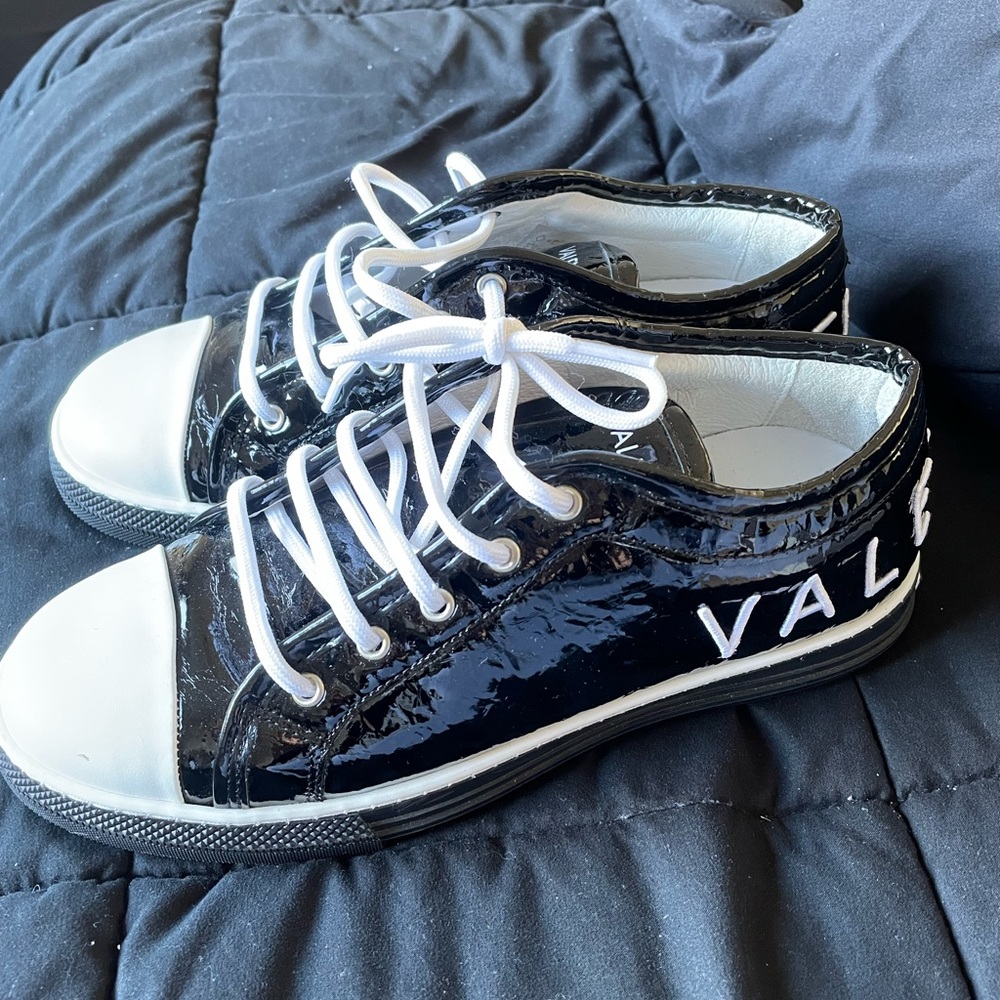 These shoes been only wore once and it could be for men or women!